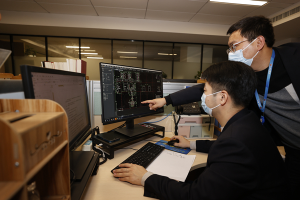 大樓各單位所有職工都在各自崗位有序待命,同時有條不紊地完成手頭各項工作.jpg 大樓各單位所有職工都在各自崗位有序待命,同時有條不紊地完成手頭各項工作.jpg